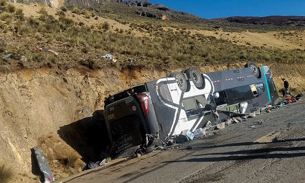 পাহাড়ি রাস্তা থেকে বাস ছিটকে নিহত ১৬ যাত্রী