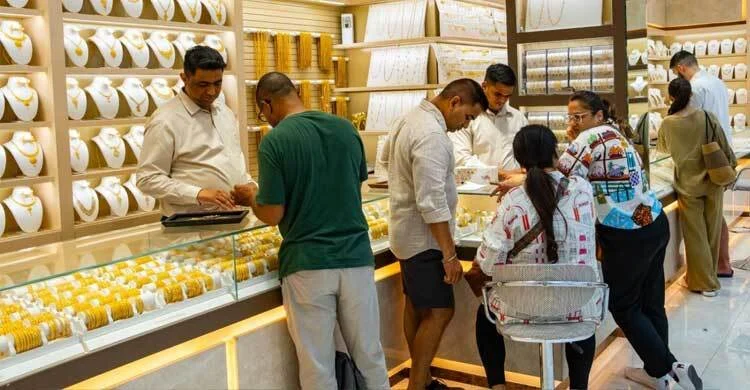 সোনা কিনতে দুবাইয়ে মানুষের উপচে পড়া ভিড়