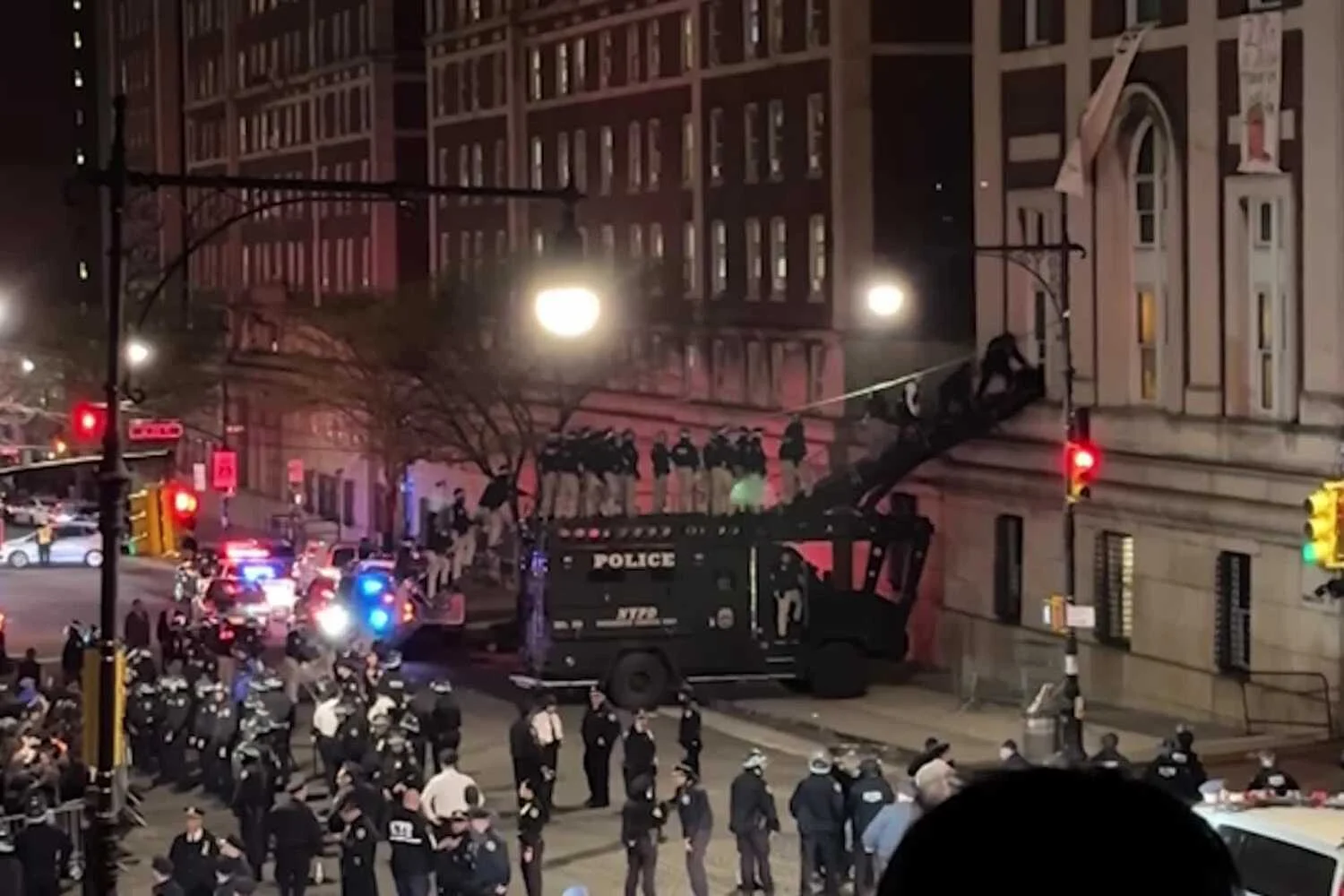 কলাম্বিয়া বিশ্ববিদ্যালয়ে পুলিশের অভিযান