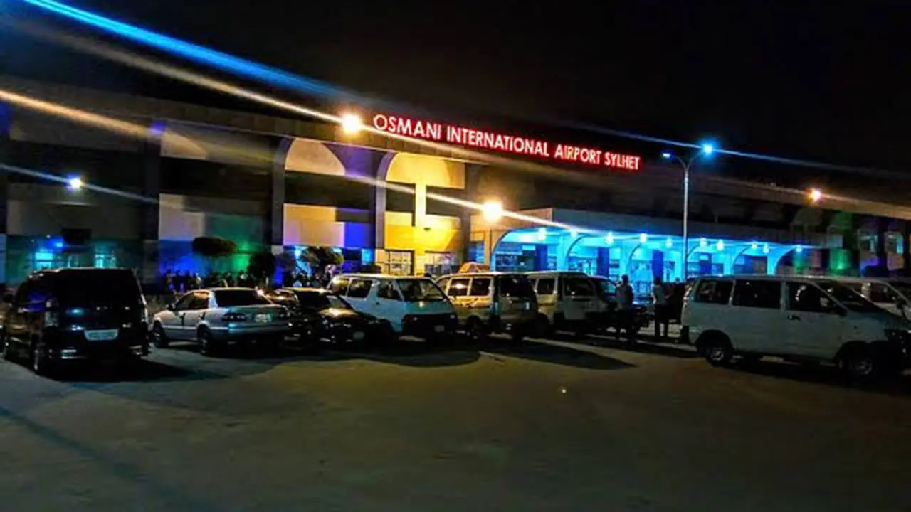 বিমানবন্দরে আটকা