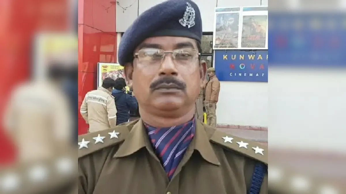 হোটেলে নারী পুলিশের সঙ্গে ধরা, ডেপুটি সুপার হলেন কনস্টেবল