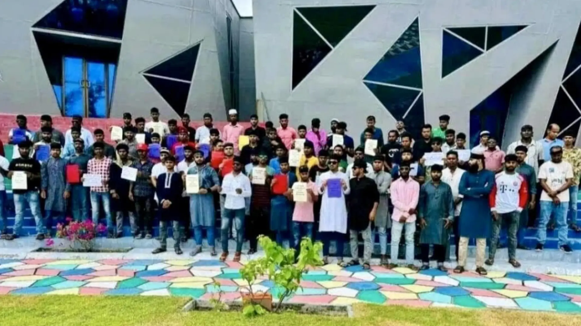 প্রবাসে বিক্ষোভ করা বাংলাদেশিদের নির্বাসিত করা হবে!