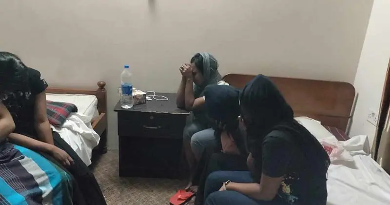 রিসোর্ট থেকে সাত নারীসহ গ্রেপ্তার ১০