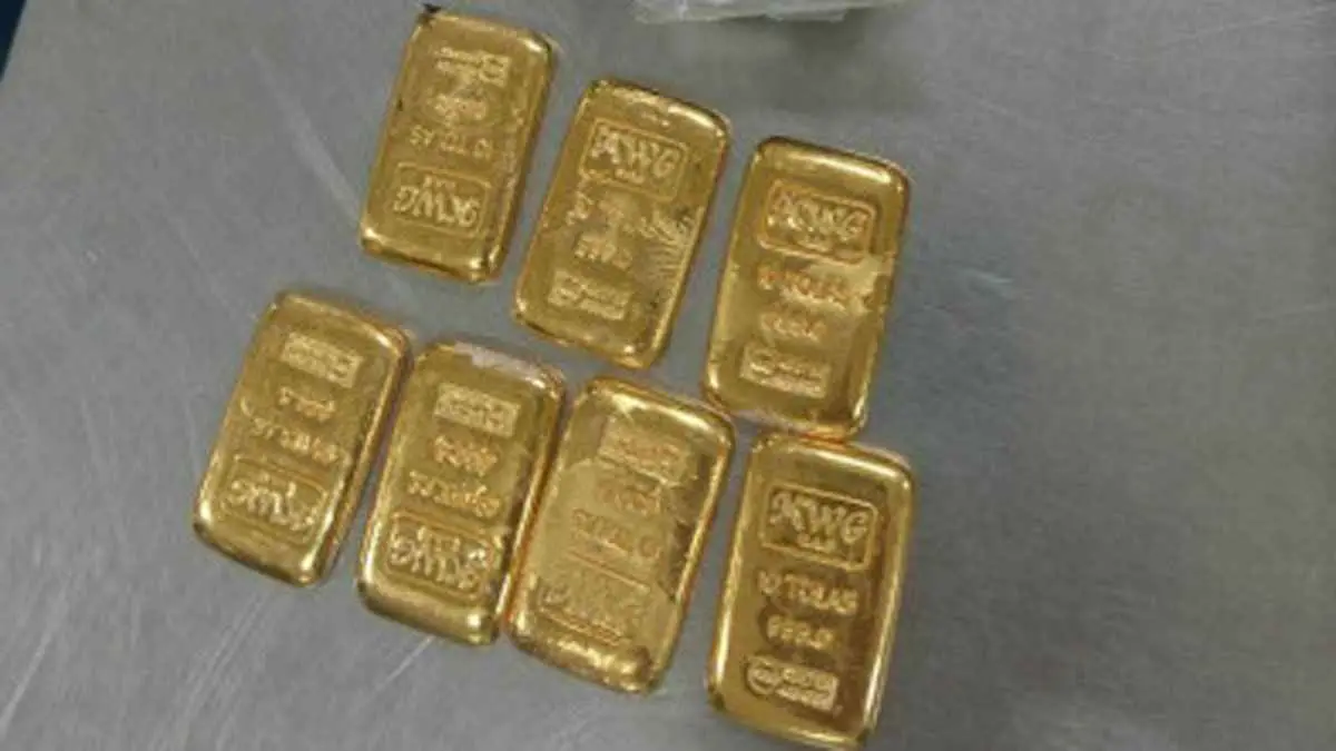 বিমানবন্দরে সোয়া কেজি স্বর্ণসহ যাত্রী আটক