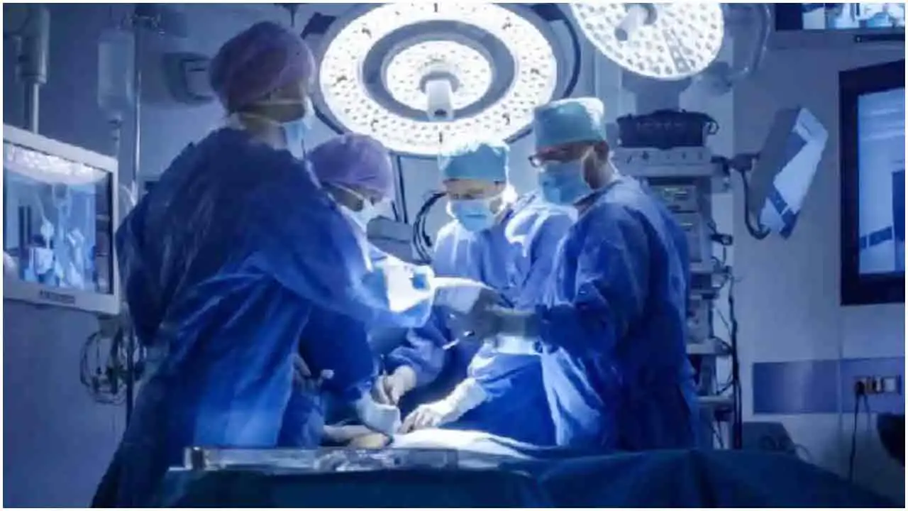 আঘাত পায়ে, চিকিৎসক অস্ত্রোপচার করলেন গোপনাঙ্গে