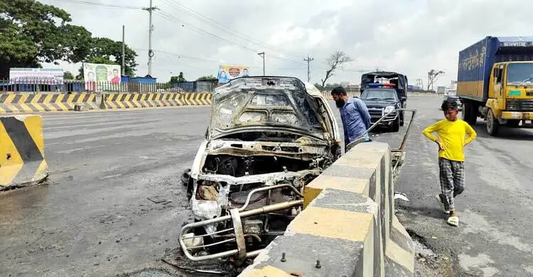মহাসড়কে প্রবাস ফেরত মাইক্রোবাসে আগুন, দগ্ধ ৫