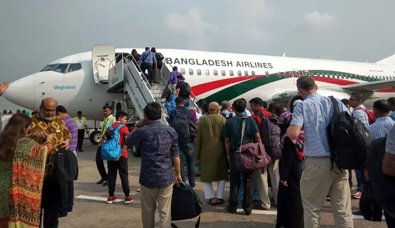 বিমানবন্দরে স্বাভাবিক হচ্ছে ফ্লাইট, বাড়ছে যাত্রী