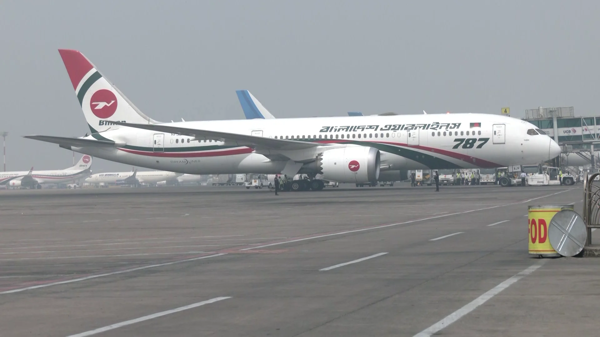 আন্দোলনে বিমানের ক্রুরা, ফ্লাইটে না যাওয়ার হুমকি