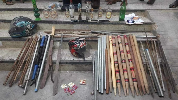 রাবিতে ছাত্রলীগের ব্লকে মিলল দেশীয় অস্ত্র-মদের বোতল