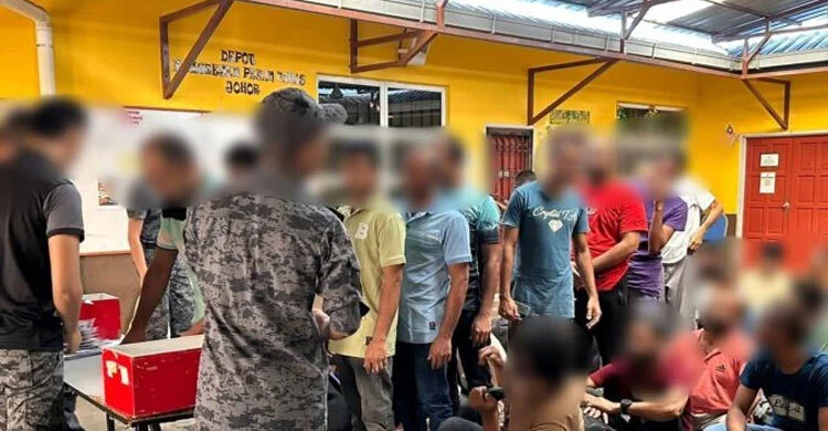 প্রবাসীদের ফেরত পাঠালো মালয়েশিয়া