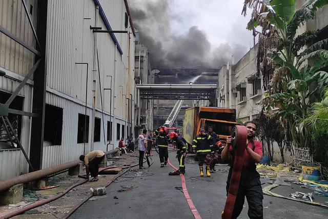 গাজী টায়ার কারখানায় আগুন, শতাধিক মানুষ নিখোঁজ