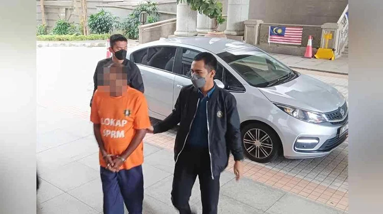 ইমিগ্রেশনে ঘুস দিয়ে প্রবাসী গ্রেপ্তার