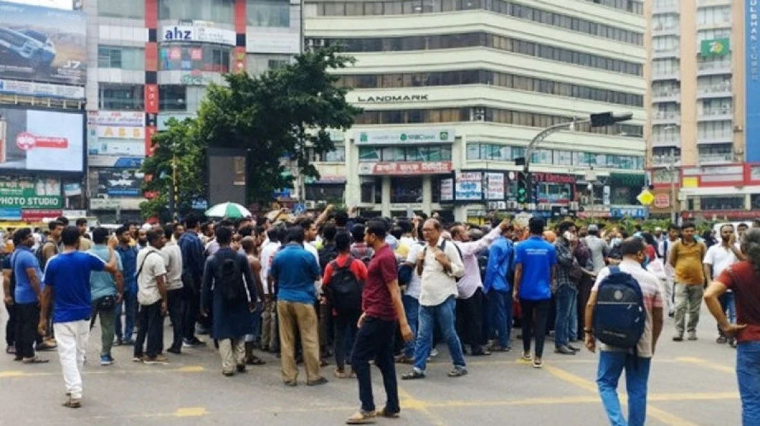 গুলশান-২ মোড়ে ভিসা প্রত্যাশীদের বিক্ষোভ, ব্যাপক যানজট
