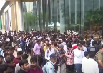 ২১ ঘণ্টা লাইনে দাঁড়িয়ে কিনলেন আইফোন ১৬!