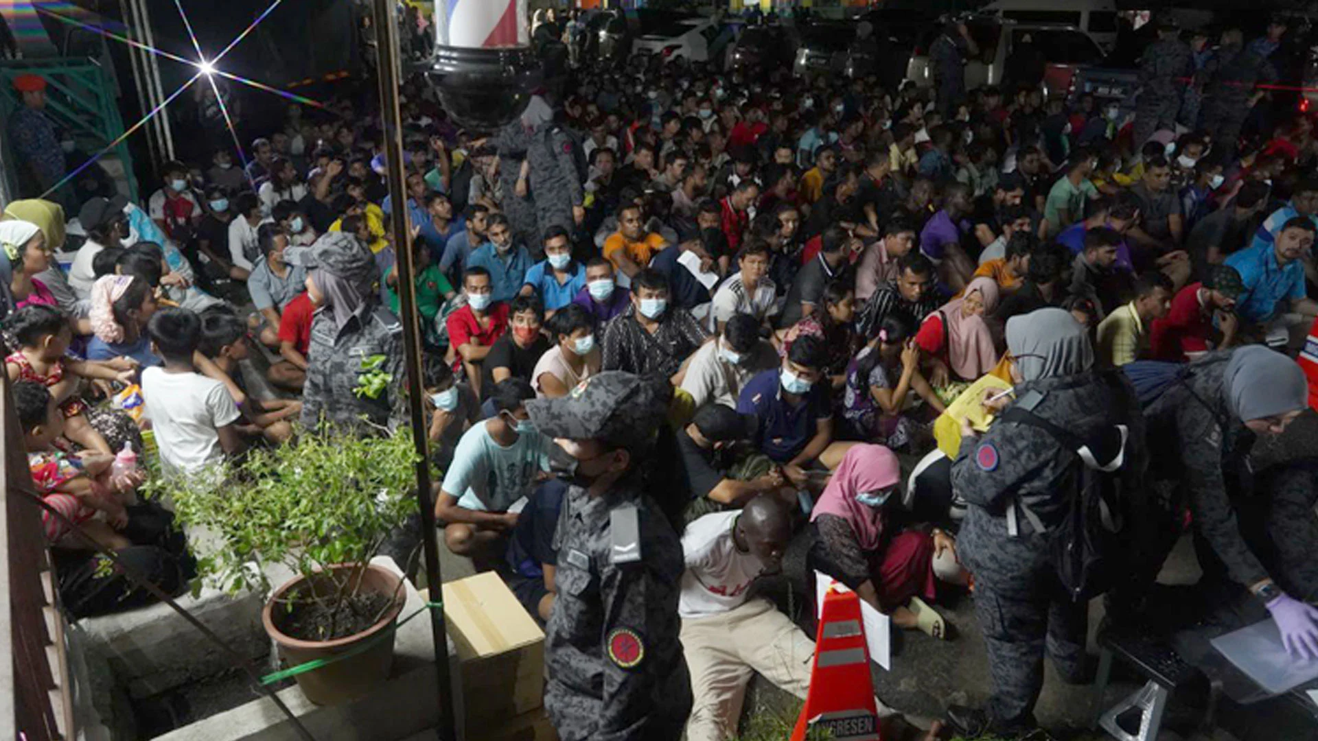 মালয়েশিয়ায় ঢুকতে গিয়ে প্রবাসীদের এ কেমন হাল!