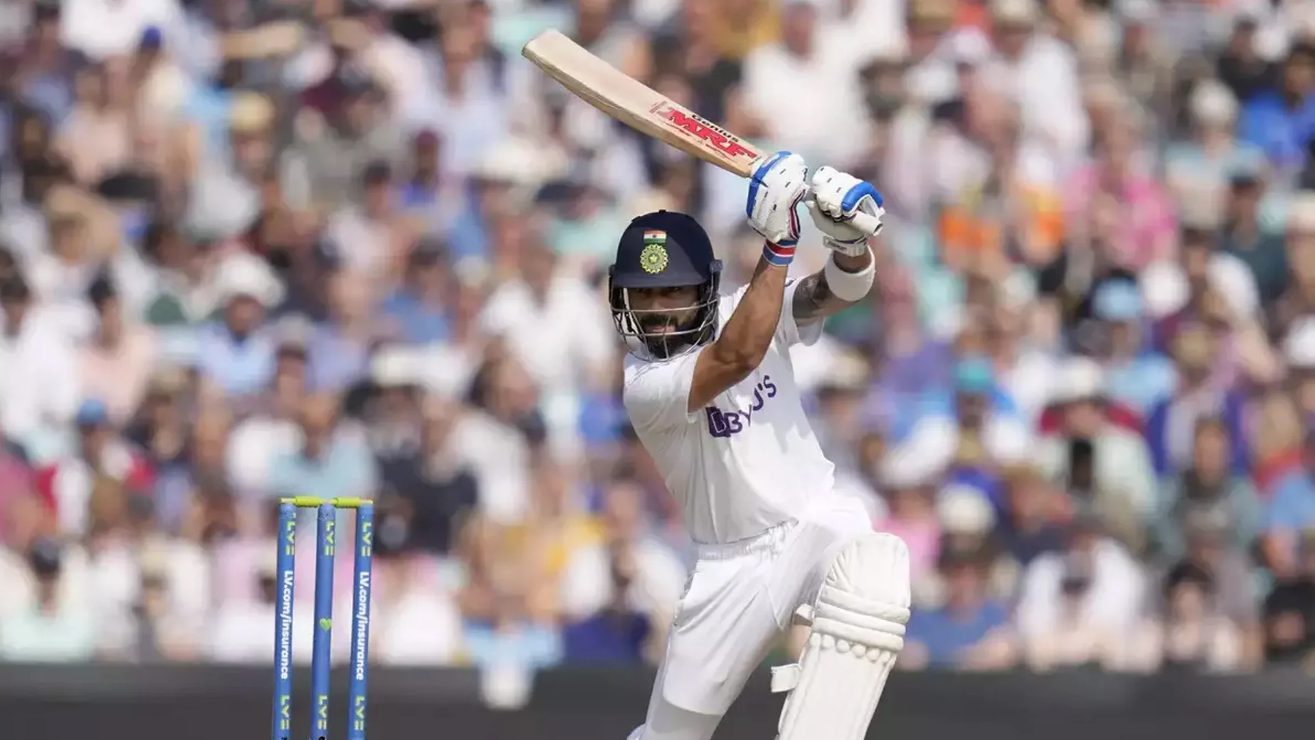 ছক্কা মেরে দেয়াল ফুটো করে ফেলেছেন কোহলি