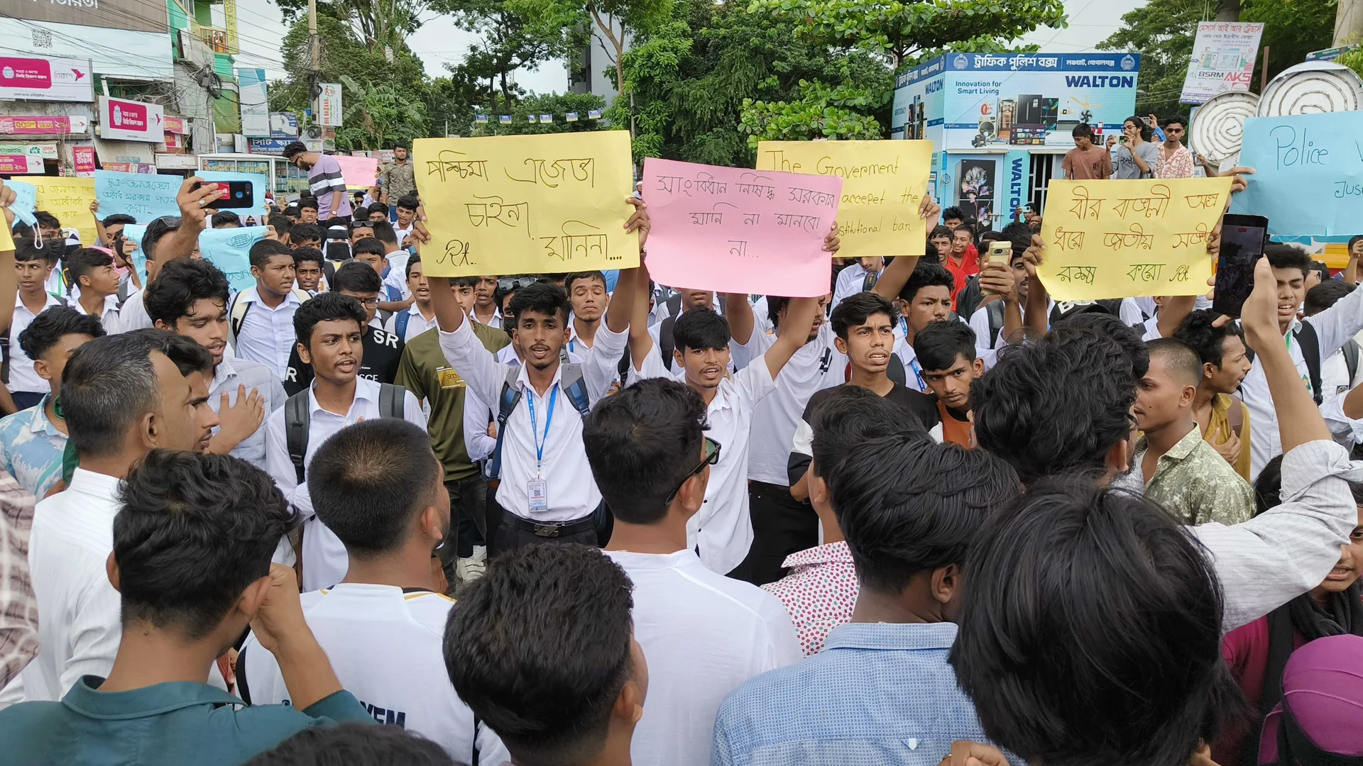 জাতীয় সংগীত পরিবর্তন চাওয়ার প্রতিবাদে শিক্ষার্থীদের বিক্ষোভ