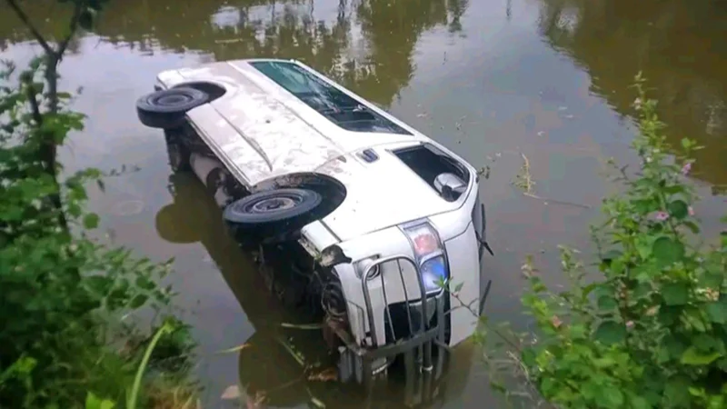 মাইক্রোবাস উল্টে প্রবাসীসহ ২ জন আহত