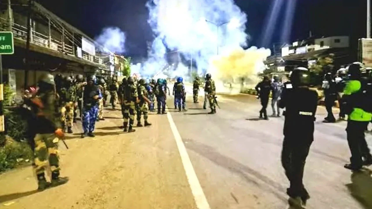 মণিপুরে মুখ্যমন্ত্রীর বাড়ির সম্মুখে বিশাল মিছিল