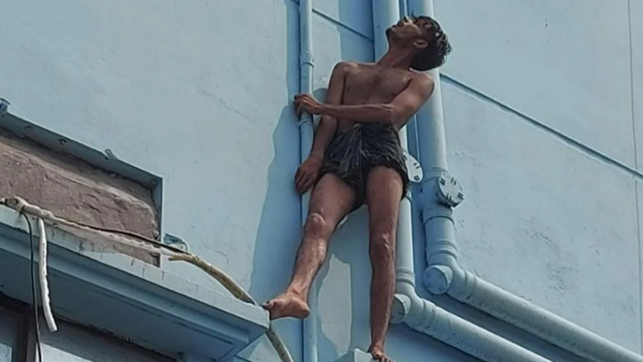 কার্নিশে ৮ ঘণ্টা ঝুলে রইলেন যুবক, সাড়া দিলেন না প্রেমিকার ডাকেও