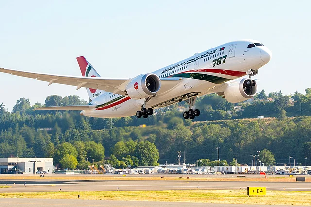 যাত্রীর ব্যাগ থেকে অর্থ লোপাট, বিমানের ৫ কর্মী আটক