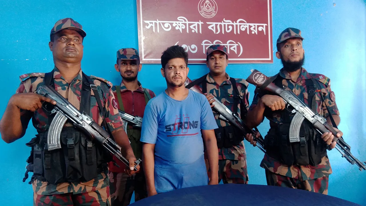 অবৈধভাবে ভারত থেকে ফেরার পথে বাংলাদেশি আটক