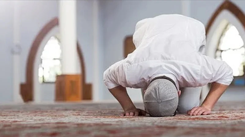 নামাজরত ব্যক্তির সামনে দিয়ে হাঁটা যায় কি, হাদিসে যা এসেছে