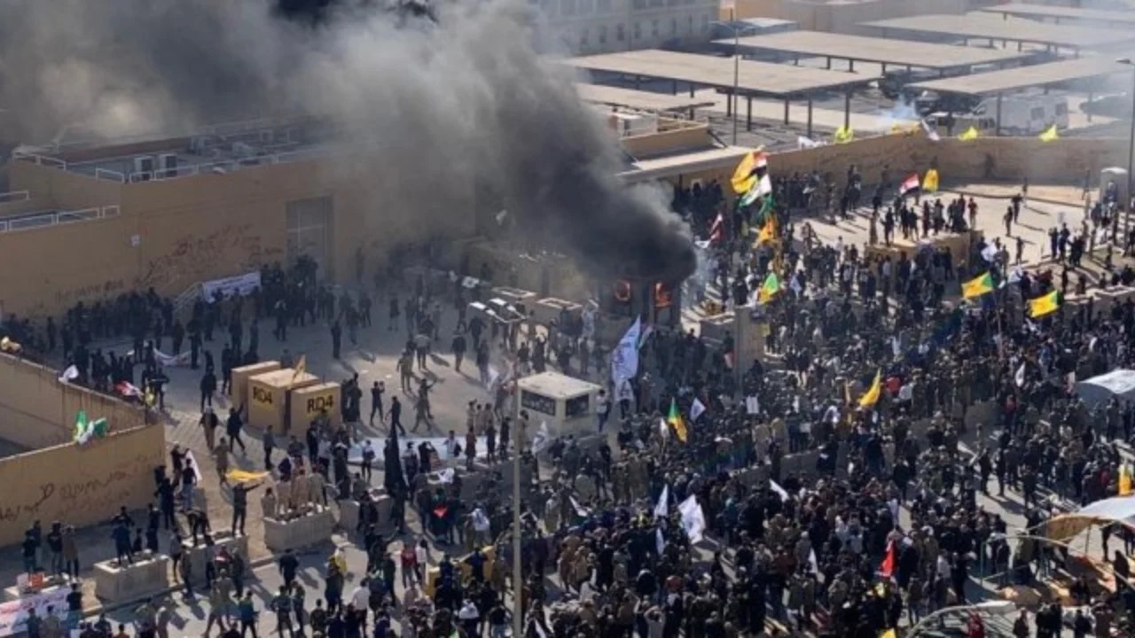 মার্কিন দূতাবাসের দখল নিতে ছুটল হাজার হাজার জনতা