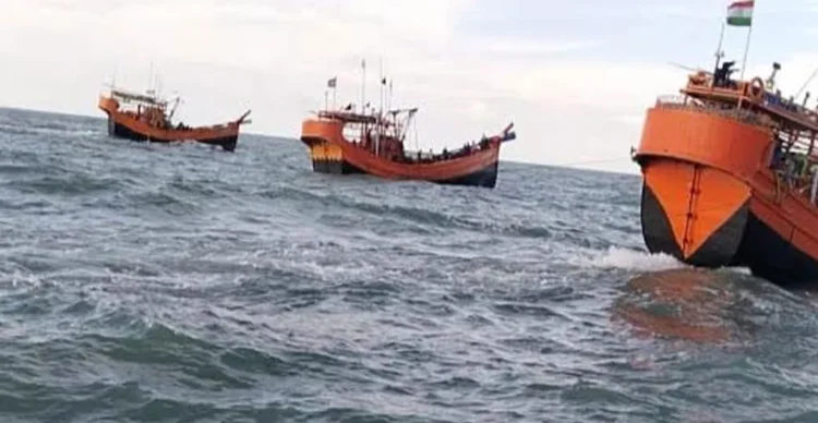 গভীর সমুদ্রে ভারতীয় জেলেদের দাদাগিরি