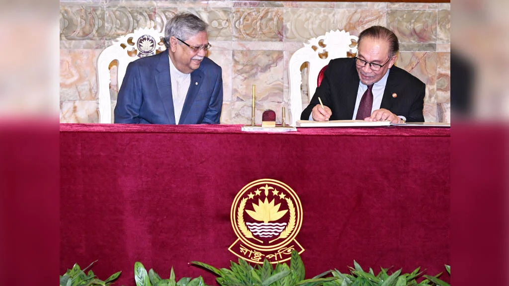 মালয়েশিয়ার প্রধানমন্ত্রীর সঙ্গে ৫৮ সদস্যের প্রতিনিধিদলে সে দেশের পররাষ্ট্রমন্ত্রী, বাণিজ্য ও বিনিয়োগ মন্ত্রী, পরিবহন উপমন্ত্রী, ধর্ম বিষয়ক উপমন্ত্রী, দুইজন সংসদ সদস্য এবং পররাষ্ট্র মন্ত্রণালয়ের উচ্চ পর্যায়ের কর্মকর্তাসহ আরও কিছু প্রতিনিধি আসেন।বিকালে আনোয়ার ইব্রাহিম বঙ্গভবনে পৌঁছালে তাকে ফুল দিয়ে স্বাগত জানান রাষ্ট্রপতি। সাক্ষাতে তারা মালয়েশিয়ায় জনশক্তি রপ্তানিসহ বিভিন্ন বিষয়ে কথা বলেন।চলতি বছর নতুন-পুরাতন বিদেশি কর্মীদের কাজে যোগ দেওয়ার জন্য ৩১ মে পর্যন্ত সময় বেঁধে দেয় মালয়েশিয়ার স্বরাষ্ট্র মন্ত্রণালয়। বিমানের টিকেট স্বল্পতাসহ বিভিন্ন কারণে ওই সময়ের মধ্যে যেতে পারেননি প্রায় ১৮ হাজার বাংলাদেশি।বেঁধে দেওয়া সময়ের মধ্যে যেতে না পারা এই কর্মীদের নিতে মালয়েশিয়া সরকারকে অনুরোধ জানিয়ে আসছিল বাংলাদেশ। সংক্ষিপ্ত সফরে ঢাকায় এসে সরকারের আহ্বানে সাড়া দেওয়ার কথাই বলেছেন মালয়েশিয়ার প্রধানমন্ত্রী।জনশক্তি নিয়ে আলোচনা ছাড়াও বঙ্গভবনে রাষ্ট্রপতি বাংলাদেশের অন্তর্বর্তী সরকারের অর্থনৈতিক সংস্কার কর্মসূচি বাস্তবায়নে মালয়েশিয়ায় সহযোগিতা চান। পরে আনোয়ার ইব্রাহিম কর্মসূচি বাস্তবায়নে সহযোগিতার আশ্বাস দেন।