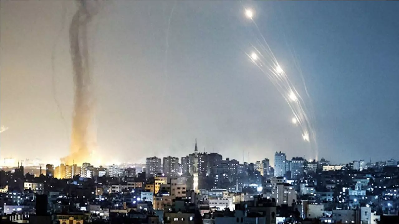 ইসরায়েলকে লক্ষ্য করে ইরানের মিসাইল হামলা