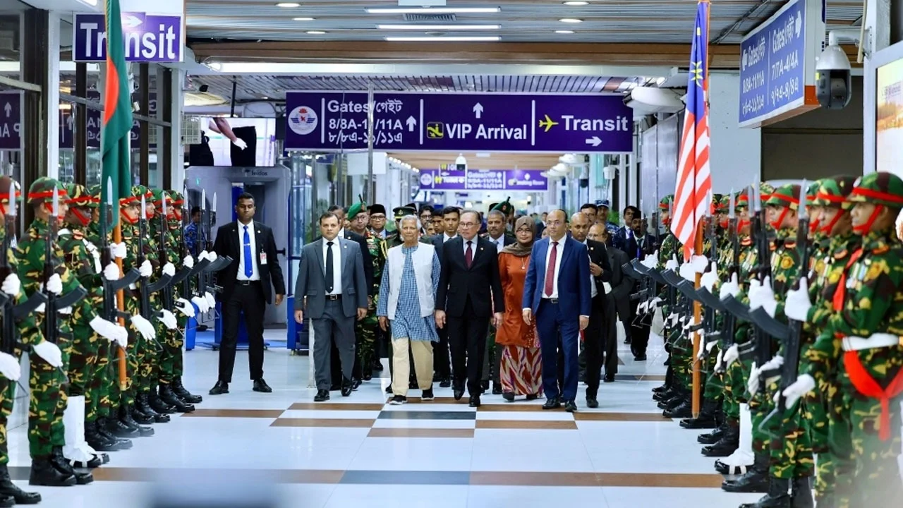 এখন থেকে মালয়েশিয়ায় গিয়ে কাজ করতে ইচ্ছুক এবং আবেদনকারী বিভিন্ন দেশের কর্মীদের মধ্যে বাংলাদেশিদের অগ্রাধিকার দেবে মালয়েশিয়া। দেশটির প্রধানমন্ত্রী আনোয়ার ইব্রাহিম এই ঘোষণা দিয়েছেন।