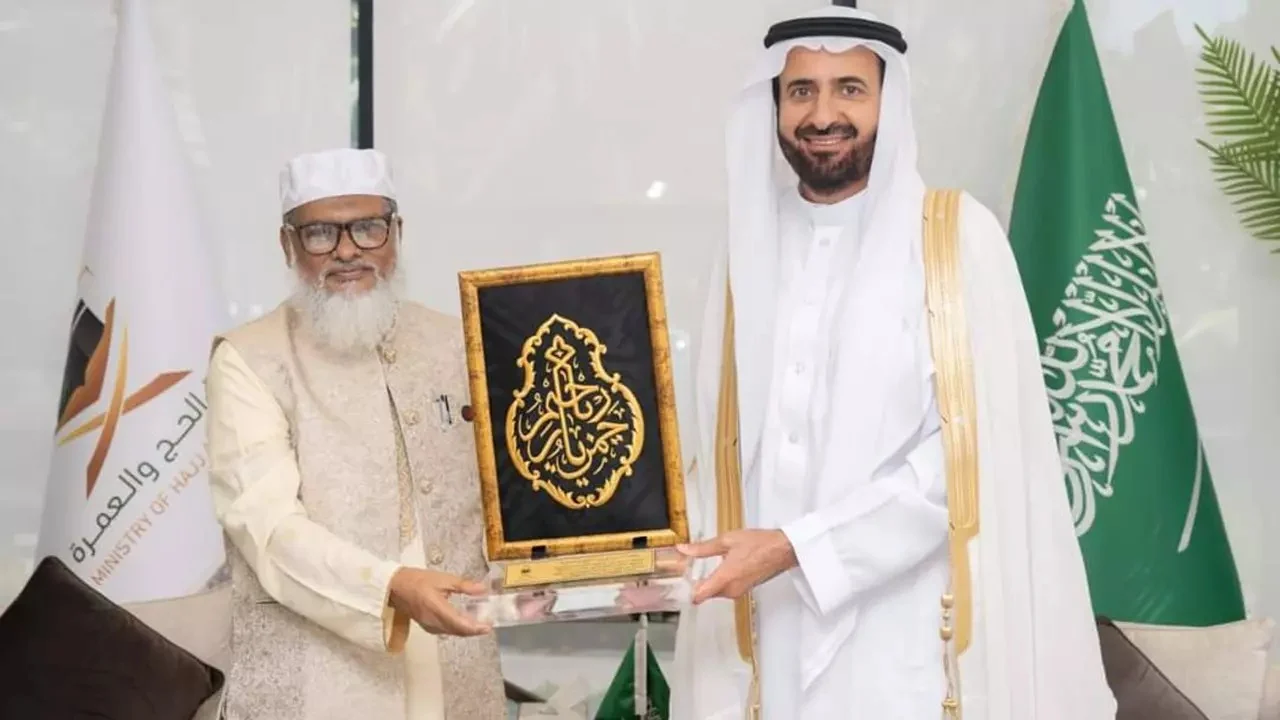 পবিত্র কাবা শরিফের গিলাফ উপহার পেলেন ধর্ম উপদেষ্টা