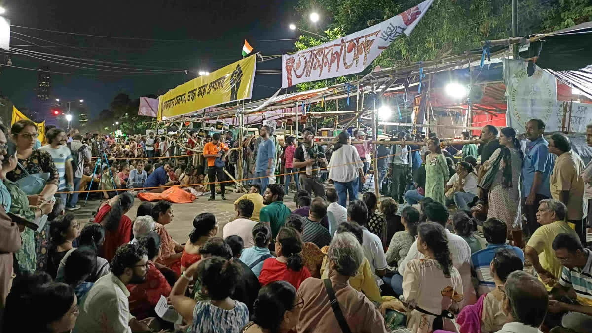 পুজোয় দেশে ফিরেও প্রবাসীদের মুখে প্রতিবাদের সুর