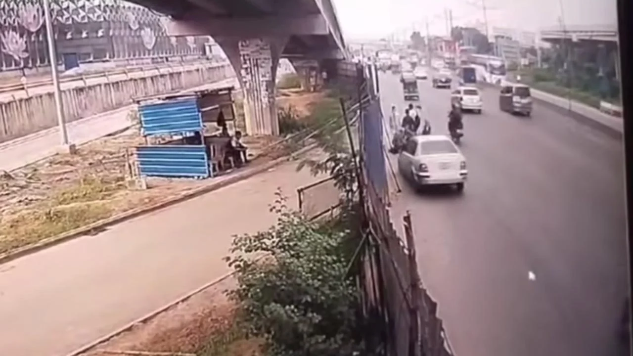 বিমানবন্দরের সামনে শিক্ষার্থীদের ওপর উঠে গেল প্রাইভেটকার