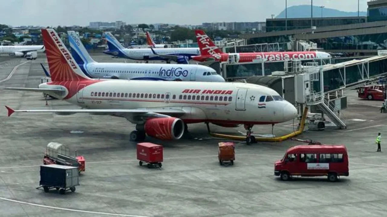 বোমা হামলার হুমকিতে বিপর্যস্ত ভারতের বিমান পরিবহন খাত
