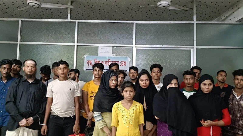 ভ্রমণের কথা বলে দালালের কাছে বিক্রি, আটক ২৩