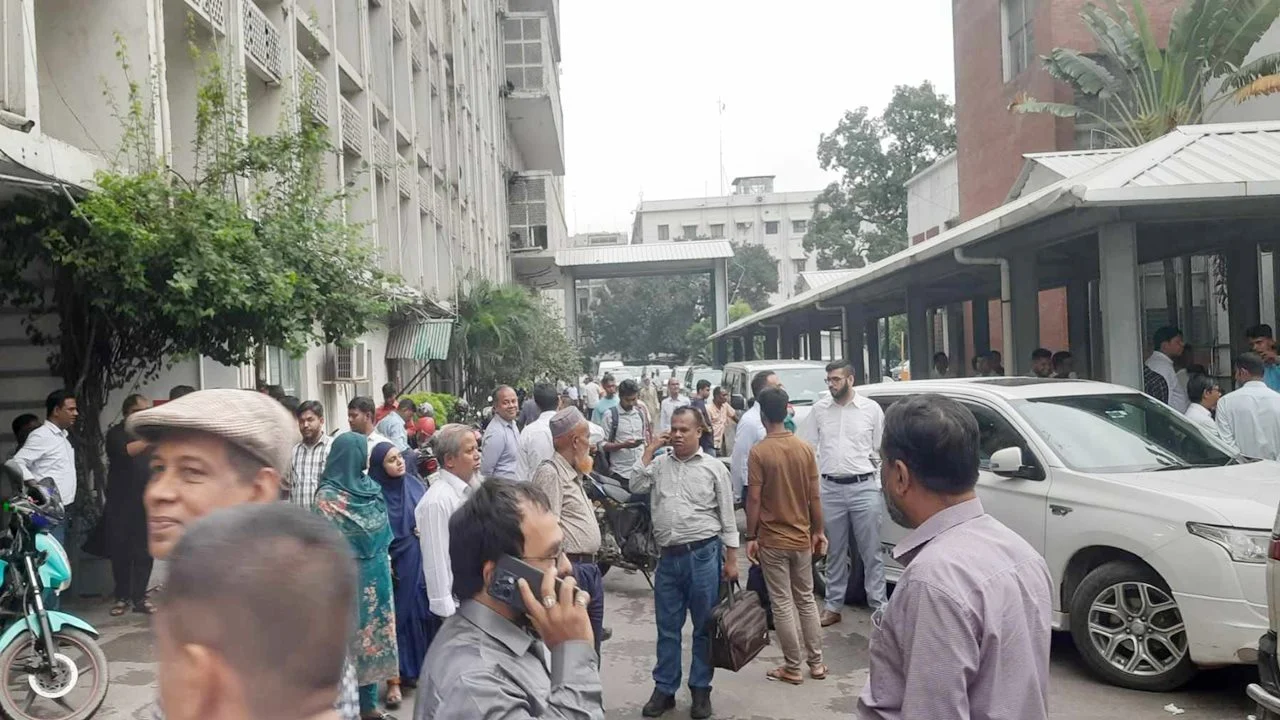 সচিবালয়ে আতঙ্ক বের হওয়ার অপেক্ষায় কর্মকর্তা কর্মচারীরা