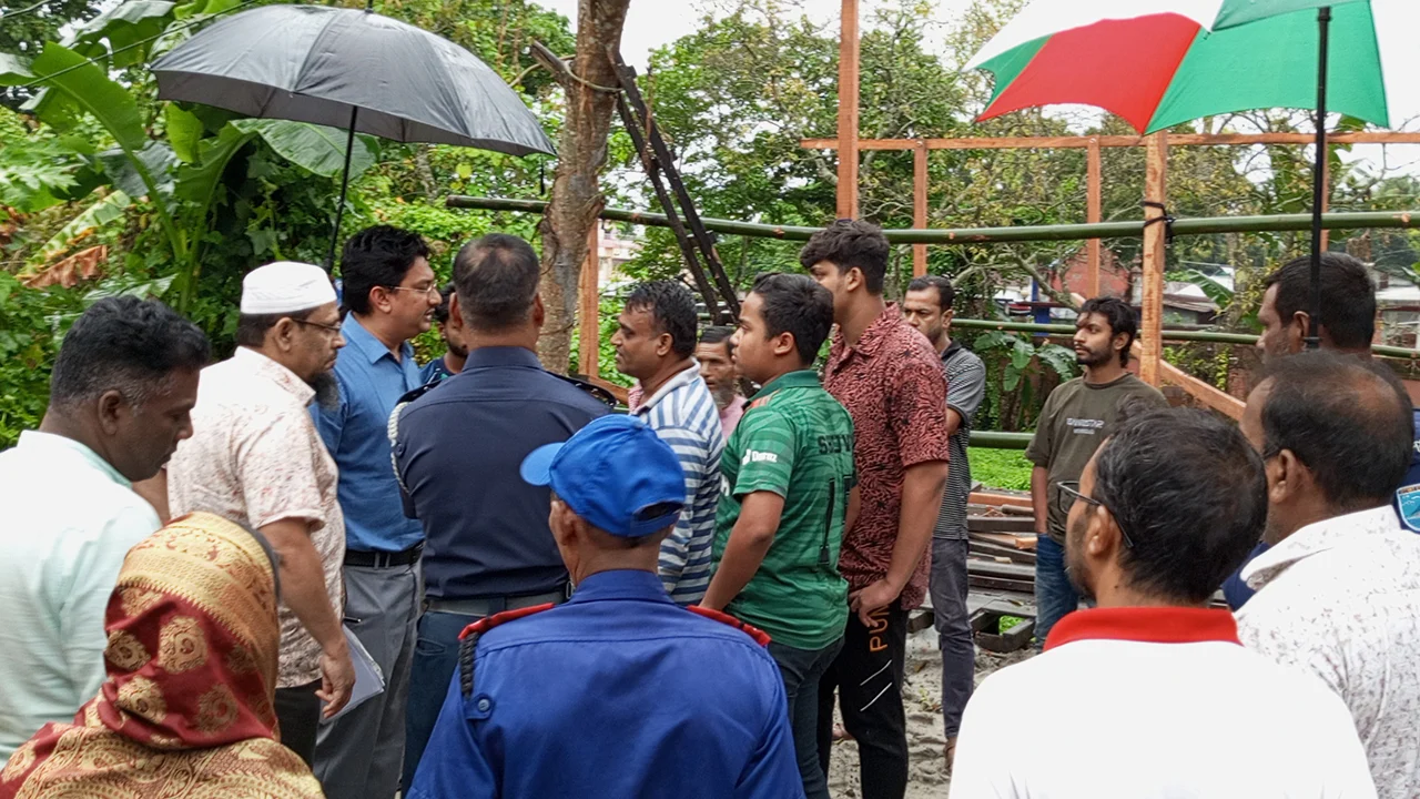 সরকারি জমি দখল করে প্রবাসীর দোকান নির্মাণ