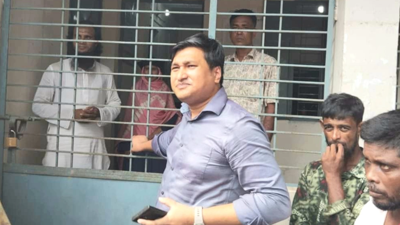 সেবাগ্রহীতাদের অফিসে আটকে তালা লাগিয়ে চলে গেলেন ভূমি কর্মকর্তা