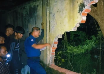 রাতের আঁধারে প্রবাসীর বাড়িতে হামলা