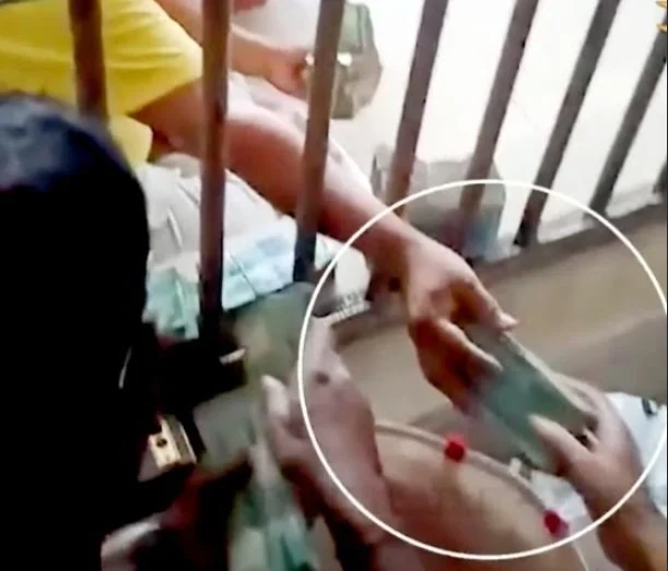 গাজীপুরের টঙ্গী পূর্ব থানার হাজতখানায় পুলিশের উপস্থিতিতে বাদী-বিবাদীর মধ্যে ১৯ লাখ টাকা লেনদেনের ভিডিও ফুটেজ ফাঁস হওয়ার ঘটনায় এক কনস্টেবলকে সাময়িক বরখাস্ত, এক এসআই বদলিসহ ৩ পুলিশ কর্মকর্তাকে শোকজ নোটিশ দিয়েছে পুলিশ কর্তৃপক্ষ।বৃহস্পতিবার পুলিশ সূত্রে এ তথ্য জানা গেছে। তারা হলেন- সাময়িক বরখাস্ত সেন্ট্রি কনস্টেবল মুকতাদির, গাজীপুর উত্তর মেট্রোপলিটন পুলিশে বদলি তদন্ত অফিসার এসআই আসাদুজ্জামান ও এক ডিউটি অফিসার।অভিযোগ তথ্যে জানা গেছে, ২৭ অক্টোবর চাঁদাবাজির অভিযোগে সেনাবাহিনীর হাতে আটক হন টুটুল সরকার। তার বিরুদ্ধে কোনো অভিযোগ না পেয়ে টঙ্গী পূর্ব থানা পুলিশের কাছে হস্তান্তর করে টুটুল সরকারকে। এর পরই থানা হাজতে বন্দী থাকা টুটুল সরকারকে নানা চাঁদাবাজি মামলায় ফাঁসিয়ে দেওয়ার ভয়ভীতি দেখিয়ে ব্যবসায়িক অংশীদার মহিউদ্দিন কৌশলে টুটুলের কাছ থেকে দাবিকৃত ১৯ লাখ টাকা আদায় করে নেয়।