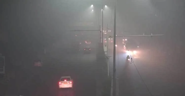 গাঢ় ধোঁয়াশায় বিমান চলাচল বিঘ্নিত