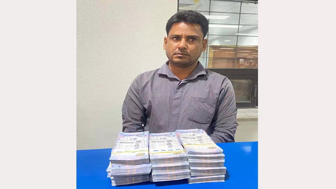 দুবাইগামী যাত্রীর কাছে মিলল তিন কোটি টাকার সৌদি রিয়াল