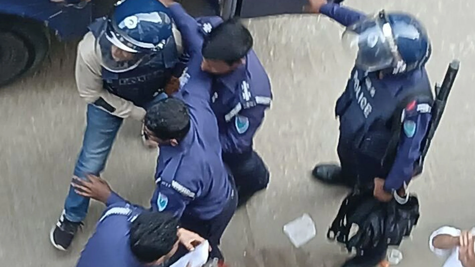 ব্যারিস্টার সুমনকে লক্ষ্য করে ডিম নিক্ষেপ