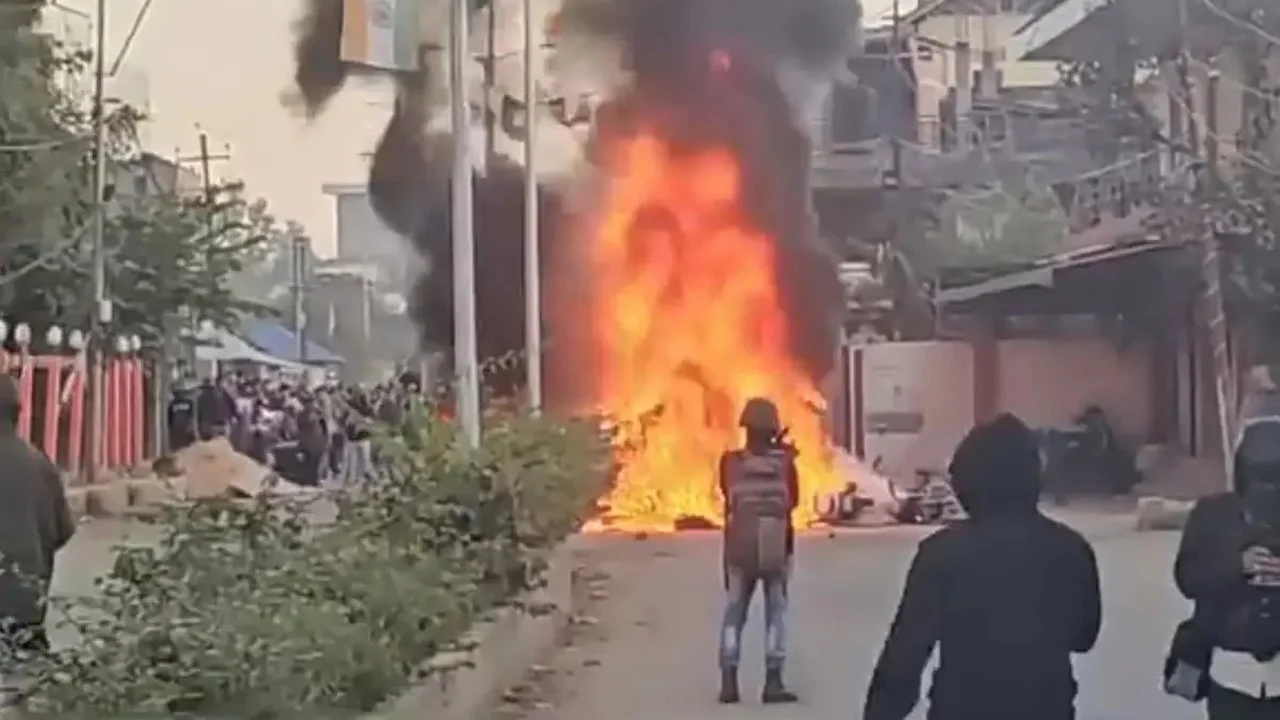 মণিপুরে ফের উত্তেজনা, দুই মন্ত্রী-তিন বিধায়কের বাড়িতে হামলা আগুন