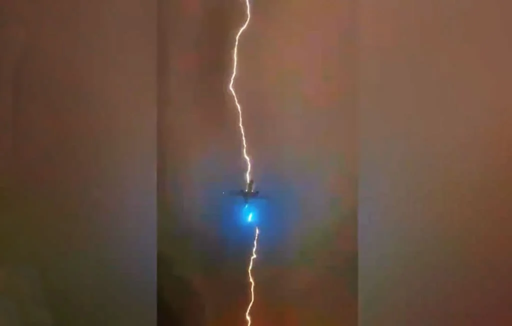 মাঝ আকাশে যাত্রীবাহী উড়োজাহাজে বজ্রপাত, অল্পের জন্য রক্ষা