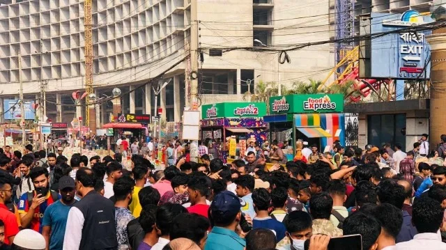 যমুনা ফিউচার পার্ক বন্ধ ঘোষণা, প্রতিবাদে সড়ক অবরোধ