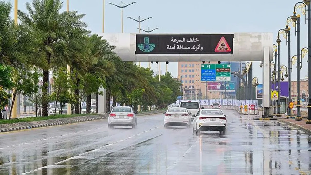 সৌদিতে ব্যাপক বৃষ্টির পূর্বাভাস, মানুষকে নিরাপদে থাকার পরামর্শ