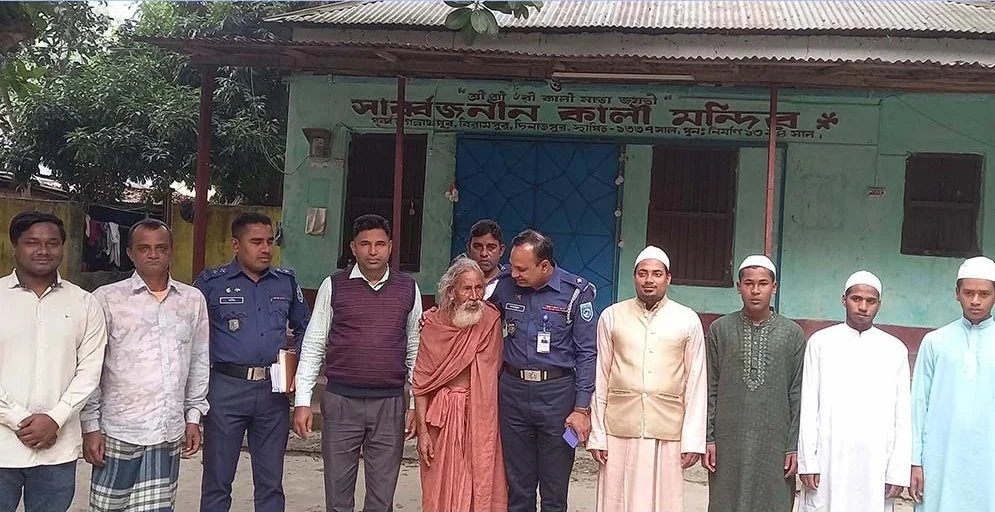 এক পাশে কালী মন্দির অপর পাশে মাদ্রাসা